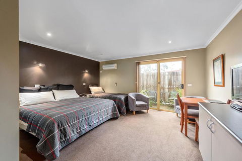 Motel Strahan - Tourism Noosa 1