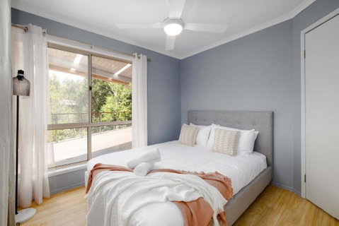 NEW 3BR Serene Creekside Retreat In Helensvale - Tourism Noosa 2