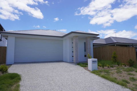 New Utopia 4 Bedrooms House Near Springfield - Tourism Noosa 1