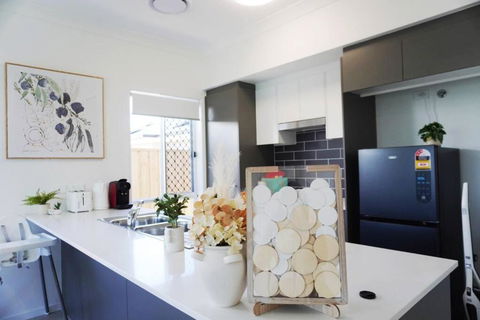 New Utopia 4 Bedrooms House Near Springfield - Tourism Noosa 3
