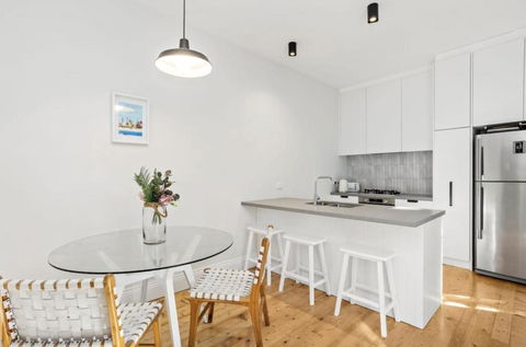 NEWLY RENOVATED LARGE 3.5 BDRM HOUSE! BEST OF MELB - Tourism Noosa 2