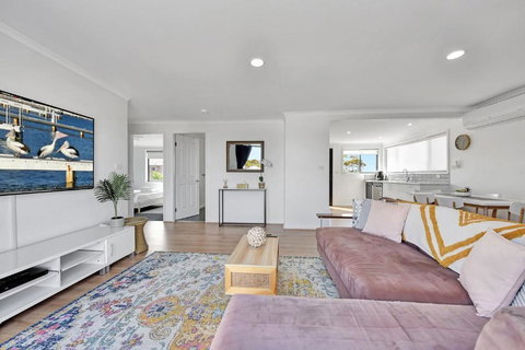 New Property Seabreeze Bungalow - Lakeview Sunset Delight At Sunshine On Lake Macquarie - Tourism Noosa 3