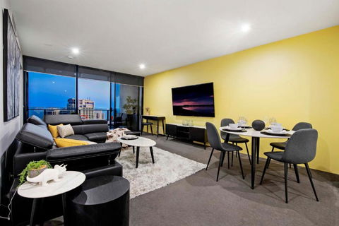 OCEAN VIEW - One Bedroom Spa Apartment - Circle On Cavill - Self Contained, Privately Managed - Tourism Noosa 2