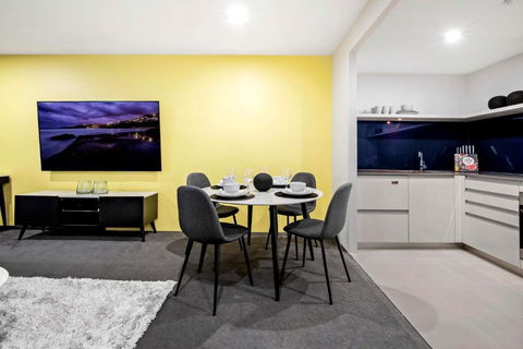 OCEAN VIEW - One Bedroom Spa Apartment - Circle On Cavill - Self Contained, Privately Managed - Tourism Noosa 3