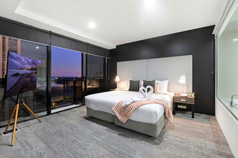 OCEAN VIEW - One Bedroom Spa Apartment - Circle On Cavill - Self Contained, Privately Managed - Tourism Noosa 0