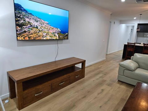 O Stylish 4 Room Oasis With 65 TV - Tourism Noosa 0