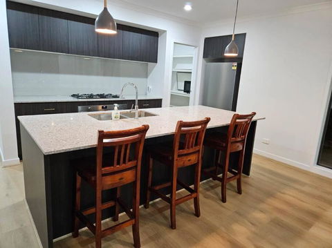 O Stylish 4 Room Oasis With 65 TV - Tourism Noosa 2
