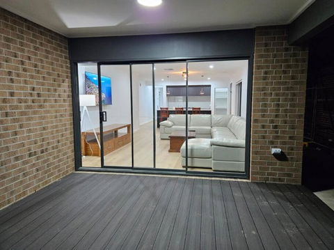O Stylish 4 Room Oasis With 65 TV - Tourism Noosa 3
