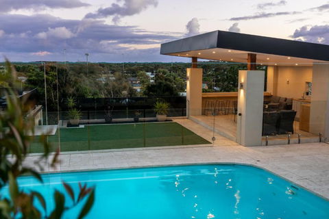 OASIS ON SUNSET - Tranquility Close To The Ocean - Tourism Noosa 1