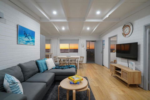 OCEA84 - Quinns Beach Shack: Ocean Views - Tourism Noosa 3