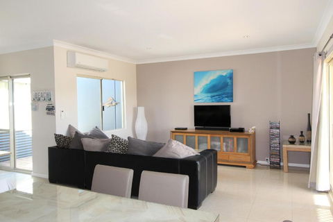 Ocean Breeze - Tourism Noosa 1