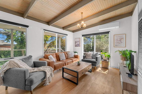 Ocean Grove Beach Home With Free WiFi - Tourism Noosa 0