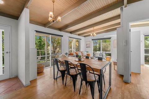 Ocean Grove Beach Home With Free WiFi - Tourism Noosa 1