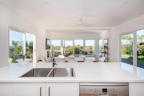 Ocean Panorama Atop The Rye Tea Trees - Tourism Noosa 3