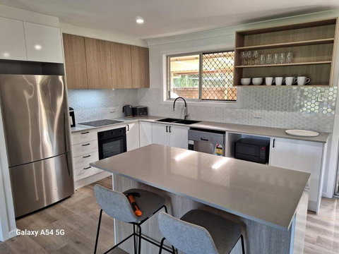 Ocean Shores 4 Bedroom House - Tourism Noosa 0