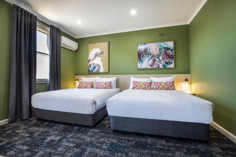 Nightcap At Pritchards Hotel - Tourism Noosa 3