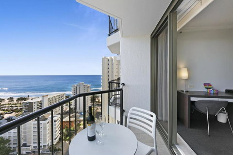Ocean View 2-Bed Studio In The Heart Of Surfers - Tourism Noosa 0