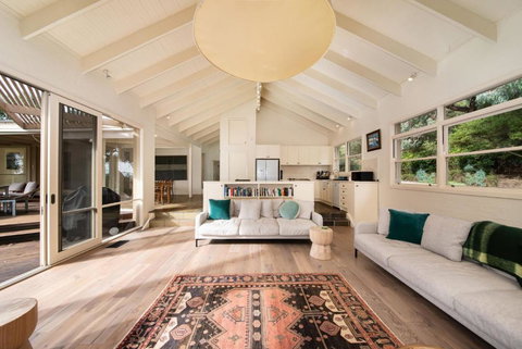 Ocean Views Amongst The Tree Tops In Red Hill - Tourism Noosa 1