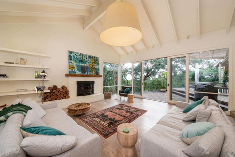 Ocean Views Amongst The Tree Tops In Red Hill - Tourism Noosa 2