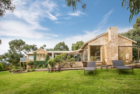 Ocean Views Amongst The Tree Tops In Red Hill - Tourism Noosa 0
