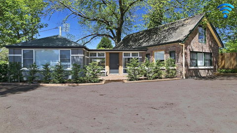 Old Bank Stables - Tourism Noosa 0