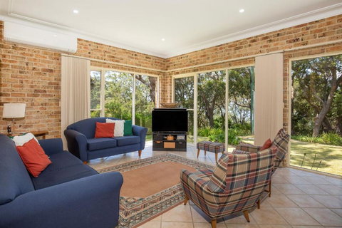 On The Lake - Pet Friendly Waterfront - Tourism Noosa 1