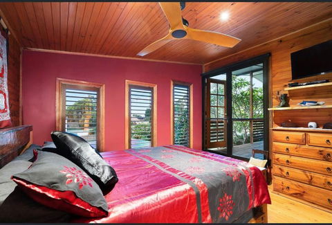 ONE OF A KIND Vacation Rental- Berkeley Vale - Tourism Noosa 1