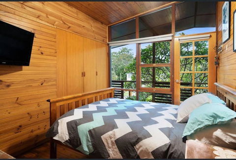 ONE OF A KIND Vacation Rental- Berkeley Vale - Tourism Noosa 3