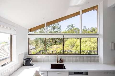 Otto Descola - Views, Walk To Hastings St & Beach - Tourism Noosa 0