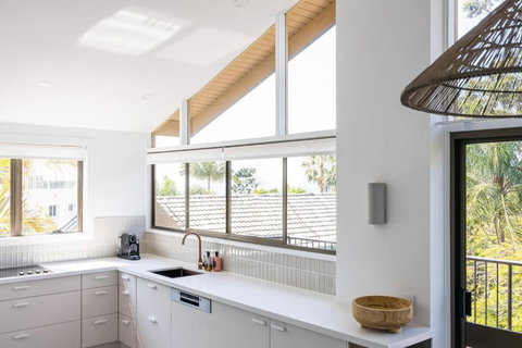 Otto Descola - Views, Walk To Hastings St & Beach - Tourism Noosa 2