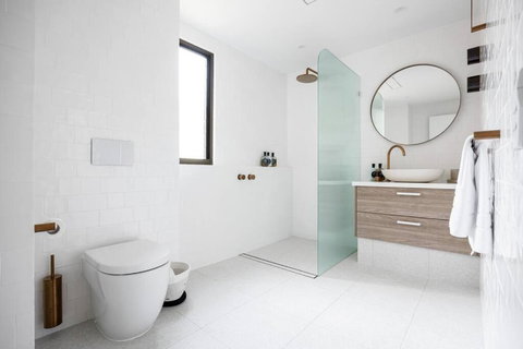 Otto Descola - Views, Walk To Hastings St & Beach - Tourism Noosa 3