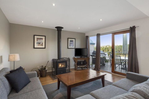 Otway Vista 12 - Tourism Noosa 3