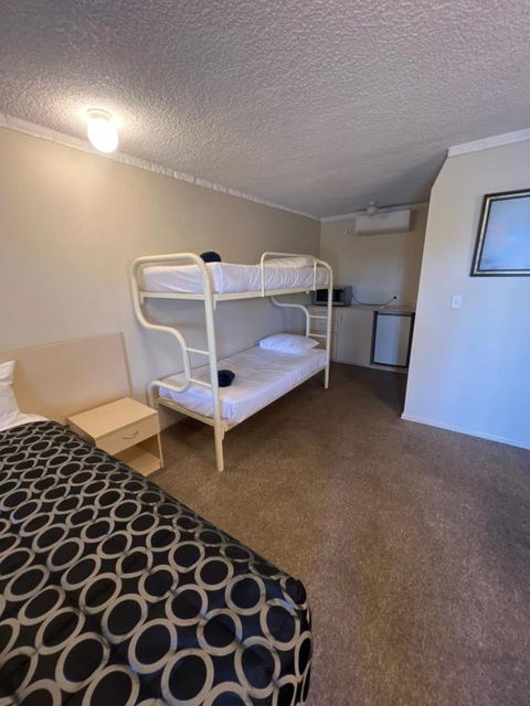 OVERLANDER MOTOR LODGE - Tourism Noosa 3