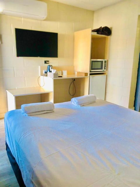 OXFORD HOTEL MOTEL - Tourism Noosa 1