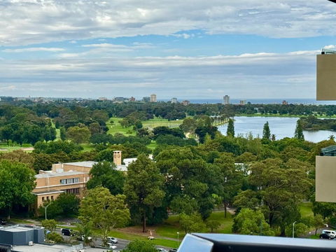 Panoramic View - Albert Park Lake & Shrine Views - Tourism Noosa 0