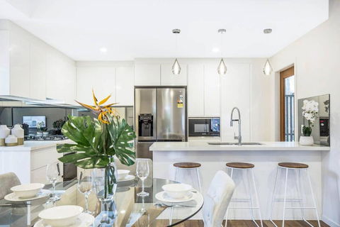Park Avenue Townhouse Retreat Brisbane Sleeps 10 - Tourism Noosa 1