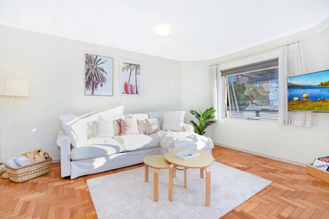 Perfect Manly Retreat, In The Heart Of Manly, Family & Couple Friendly Apartment With CAR SPOT - Tourism Noosa 2