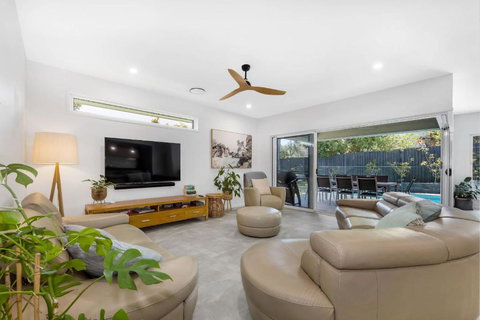 Pet Friendly Holiday Home With Pool On Alex - Tourism Noosa 2