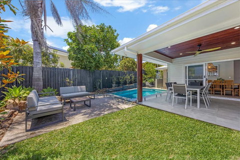 Pet Friendly Holiday Home With Pool On Alex - Tourism Noosa 3