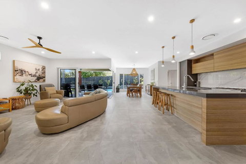 Pet Friendly Holiday Home With Pool On Alex - Tourism Noosa 0