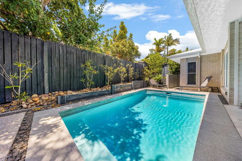 Pet Friendly Holiday Home With Pool On Alex - Tourism Noosa 1