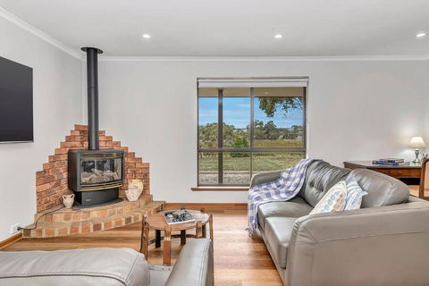 Picturesque Vineyard Farmhouse Nestled On 40-Acres - Tourism Noosa 1