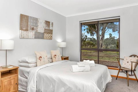 Picturesque Vineyard Farmhouse Nestled On 40-Acres - Tourism Noosa 2
