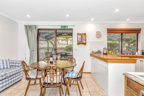 Picturesque Vineyard Farmhouse Nestled On 40-Acres - Tourism Noosa 3