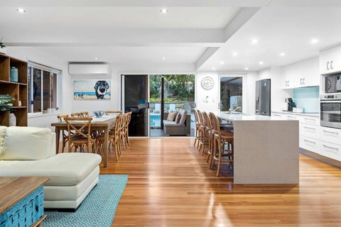 Pool Side Luxury Pet Friendly - Walk To The Beach - Tourism Noosa 2