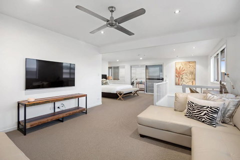 Pool Side Luxury Pet Friendly - Walk To The Beach - Tourism Noosa 3