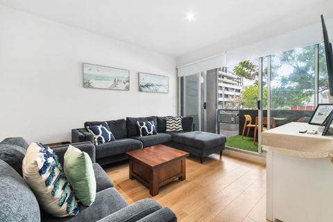 Port Melbourne Dog Beach Stays - Tourism Noosa 0