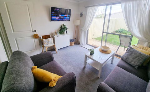 Queen Bed Apartment- No Sharing, Your Very Own Space - Tourism Noosa 1