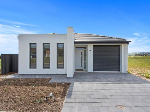 Putters Paradise 25-30 Troon Drive - Tourism Noosa 0