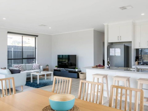 Putters Paradise 25-30 Troon Drive - Tourism Noosa 2